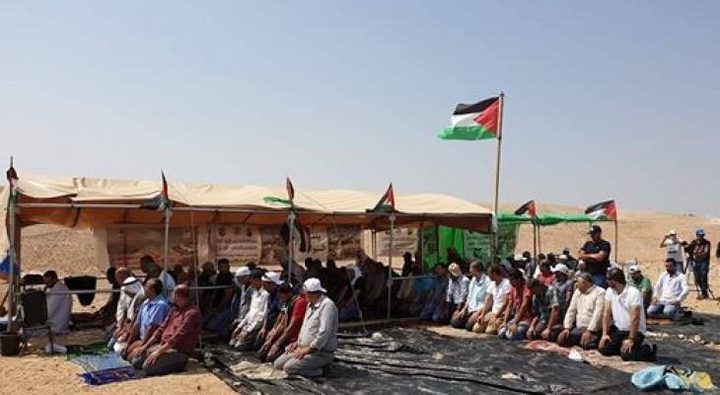 مقدسيون يؤدون صلاة الجمعة في خيمة التضامن مع حي البستان