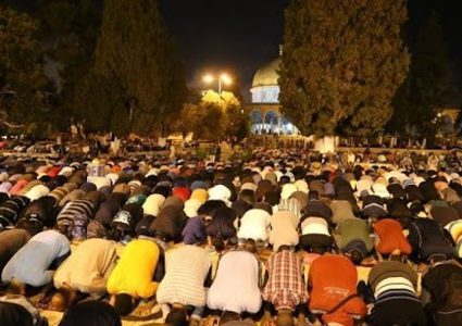 الآلاف يؤدون صلاة الفجر في الأقصى