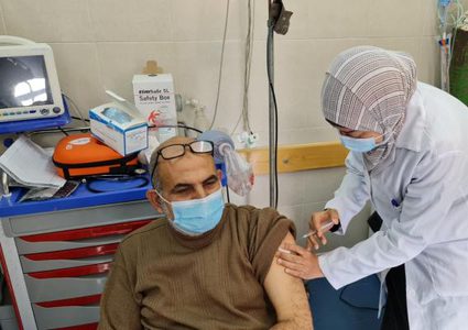 صحة غزة :أكثر من 5 آلاف مواطن تلقوا لقاح "كورونا" يوم أمس