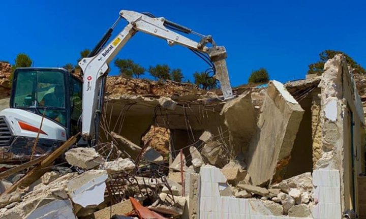 الاحتلال يجبر عائلة الدلال المقدسية على هدم ثلاثة من منازلها