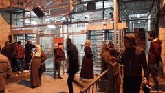 قوات الاحتلال تغلق شارع الشهداء وسط الخليل