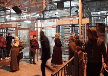 قوات الاحتلال تغلق شارع الشهداء وسط الخليل