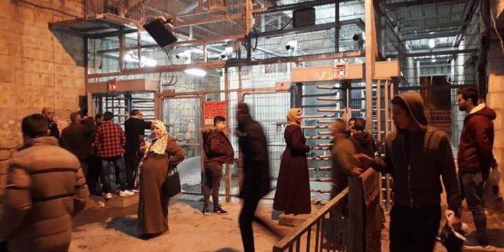 قوات الاحتلال تغلق شارع الشهداء وسط الخليل