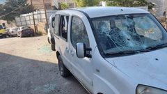 مستوطنون يحطمون زجاج عدد من المركبات في الخليل