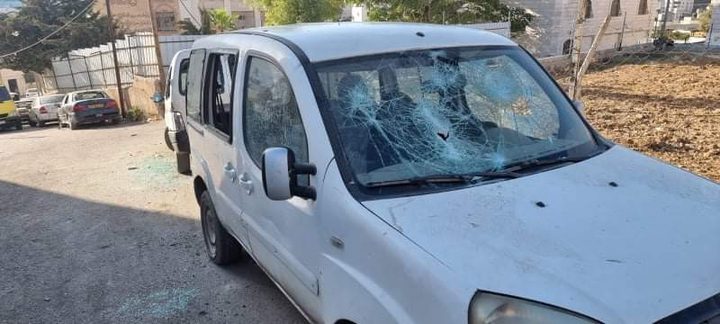 مستوطنون يحطمون زجاج عدد من المركبات في الخليل