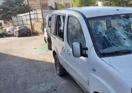 مستوطنون يحطمون زجاج عدد من المركبات في الخليل