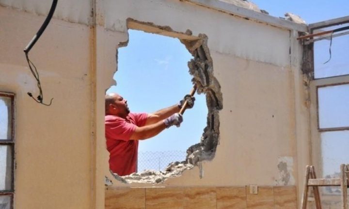 قوات الاحتلال تجبر مقدسيا على هدم منزله ذاتيا