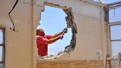 قوات الاحتلال تجبر مقدسيا على هدم منزله ذاتيا