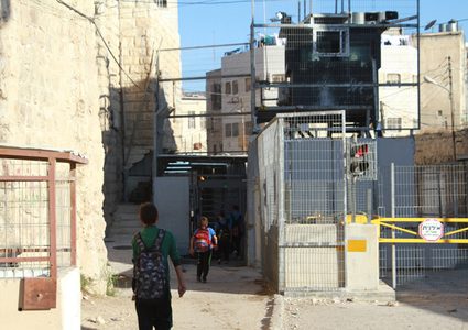 الخليل: الاحتلال يعتدي بالضرب على طالب قرب الحرم الإبراهيمي