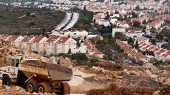 الاحتلال يشرع بعمليات توسع على حساب محطة الحافلات في شارع الشهداء