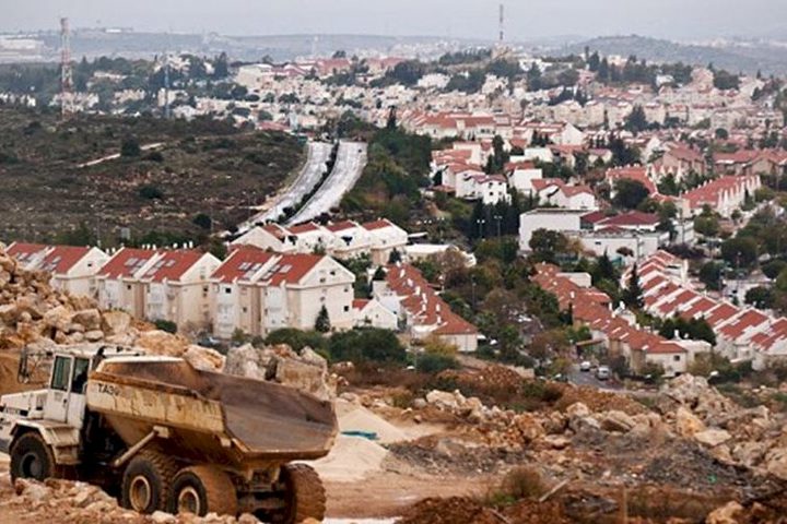 الاحتلال يشرع بعمليات توسع على حساب محطة الحافلات في شارع الشهداء