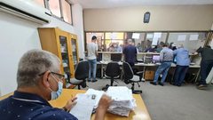 مئات المواطنين يحتشدون أمام مقر هيئة الشؤون المدنية بغزة لتقديم طلبات لم الشمل بعد موافقة الاحتلال على منح ٥ الاف عائلة الشمل