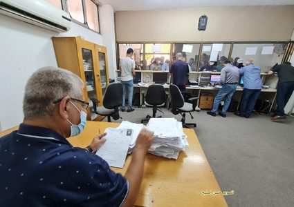 غزة: مئات المواطنين يحتشدون لتقديم طلبات لم الشمل