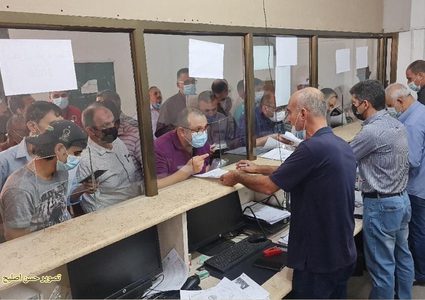 مئات المواطنين يحتشدون أمام مقر هيئة الشؤون المدنية بغزة لتقديم طلبات لم الشمل بعد موافقة الاحتلال على منح ٥ الاف عائلة الشمل