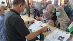 غزة: مئات المواطنين يحتشدون لتقديم طلبات لم الشمل