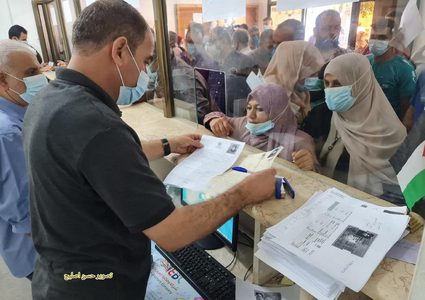 غزة: مئات المواطنين يحتشدون لتقديم طلبات لم الشمل