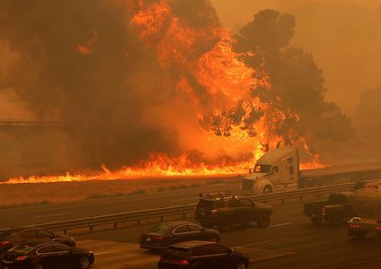 كاليفورنيا: إنذارات بإخلاء آلاف المنازل بسبب الحرائق