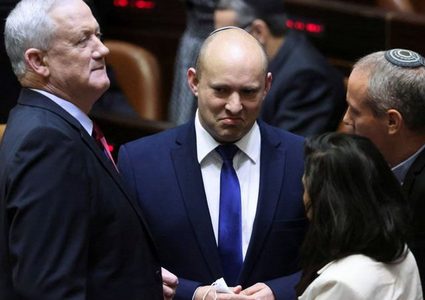 الإعلام العبري :بينت يعاقب غانتس ويمنعه من إلقاء خطاب في الكنيست