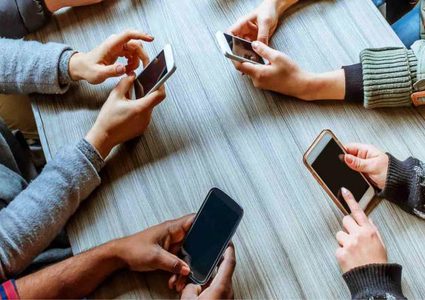 خبير يوضح تأثير إدمان الهواتف على الصحة