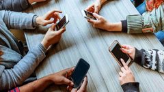 خبير يوضح تأثير إدمان الهواتف على الصحة