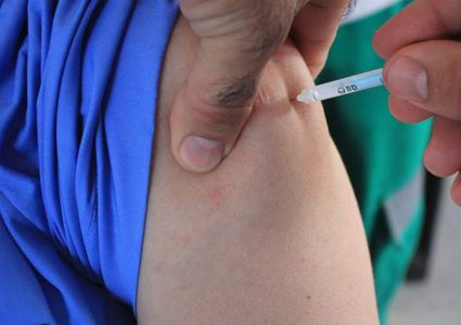 محافظة القدس تطلق حملة لتطعيم طلاب المدارس الثانوية