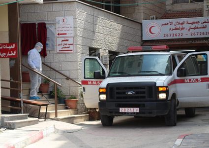 طولكرم: الهلال الأحمر تتسلم أجهزة طبية لمركز علاج "كورونا"