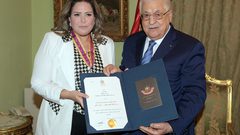 الرئيس يقلّد الفنانة المصرية صابرين وسام الثقافة لدولة فلسطين