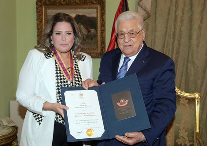 الرئيس يقلّد الفنانة المصرية صابرين وسام الثقافة لدولة فلسطين