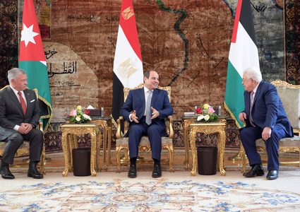 بدء القمة الثلاثية بين الرئيس عباس وملك الأردن والرئيس المصري