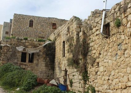 مستوطنون يهاجمون منزلا ويحطمون مركبتين في بورين جنوب نابلس