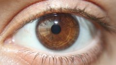 طالب يتحكم بعينه بطريقة تحير العلماء