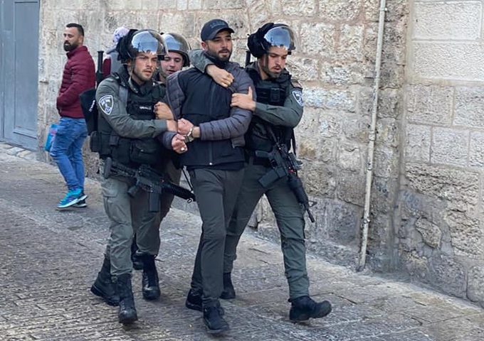 قوات الاحتلال تعتقل مواطنًا من حي الشيخ جرّاح في القدس