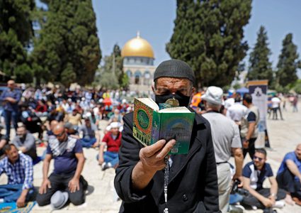 45 ألف فلسطيني يؤدون الجمعة في الأقصى