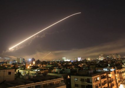 الدفاعات الجوية السورية تتصدى لصواريخ معادية في دمشق