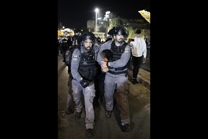 الاحتلال يعتقل شابين من القدس