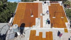 مواطنات يصنعن ملبن العنب ويجففنه فوق أسطح منازلهن في الخليل