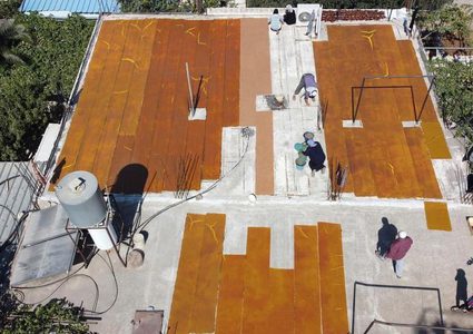 مواطنات يصنعن ملبن العنب ويجففنه فوق أسطح منازلهن