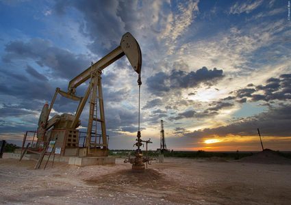 النفط يواصل هبوطه بعد إعلان من السعودية