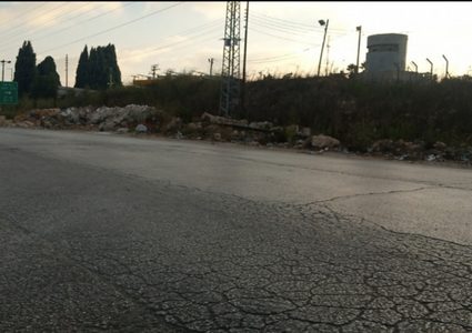 الاحتلال يغلق البوابة الحديدية المؤدية إلى مخيم الجلزون شمال رام