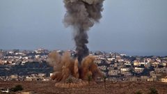 طائرات الاحتلال تقصف موقعين غرب خان يونس