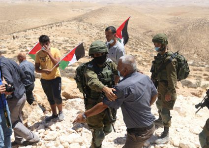 الاحتلال يقمع مظاهرة منددة للاستيطان جنوب الخليل