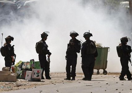 الاحتلال يقمع المشاركين في مسيرة على حاجز حوارة قرب نابلس