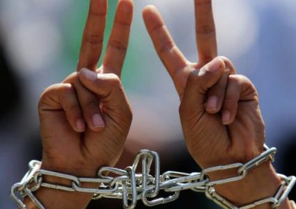 الاحتلال يفرج عن إبن شقيق الأسير قادري بعد احتجازه لساعات