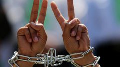 الاحتلال يفرج عن إبن شقيق الأسير قادري بعد احتجازه لساعات