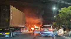 وقفة احتجاجية ضد إحراق سيارة موظف ببلدية رهط