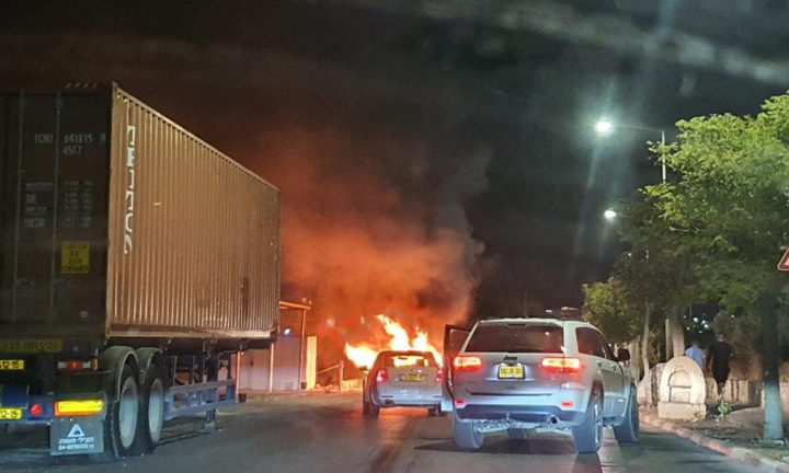 وقفة احتجاجية ضد إحراق سيارة موظف ببلدية رهط