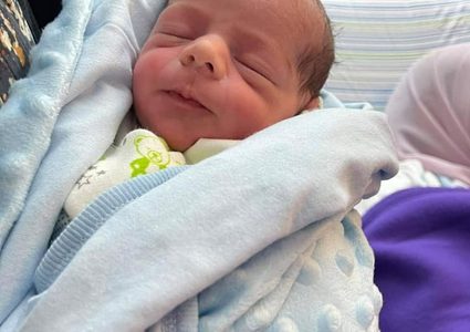 المحررة انهار الديك تضع مولودها "علاء"