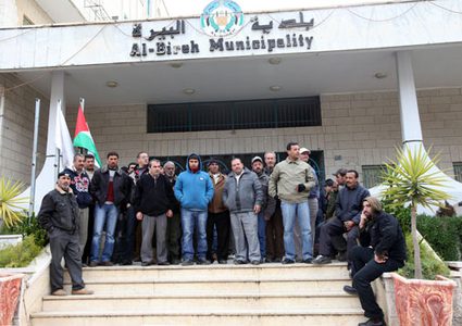 نقابة العاملين في بلدية البيرة تشرع بالاضراب المفتوح