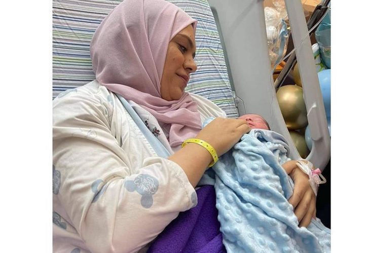 المحررة انهار الديك تضع مولودها "علاء"