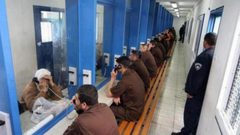 إلغاء الزيارات العائلية للأسرى في سجون الاحتلال